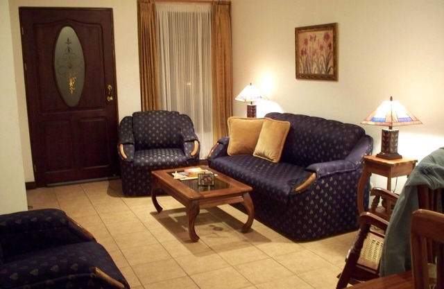 Lovely House In Gated Community 24/7 Hour Security, Enclosed Sunny Back Yard