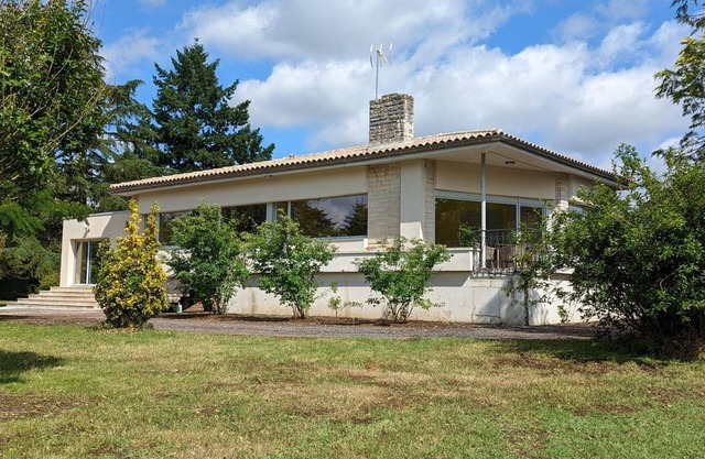 Lovely house with private spa, garden, pets allowed, and Wi-Fi