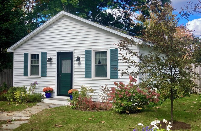 Lovely intown cottage close to college, shops, coast, in leafy, tranquil setting