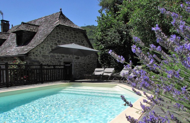 Lovely lakeside house with private pool