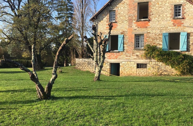 Lovely large house in an acre of land with private pool and parking.