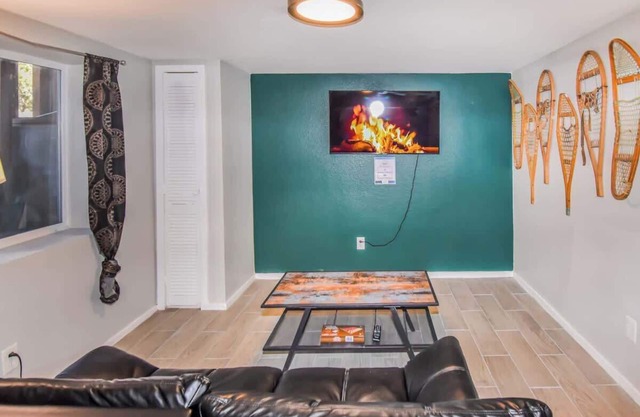 Lovely Lower Unit with Dual King Beds