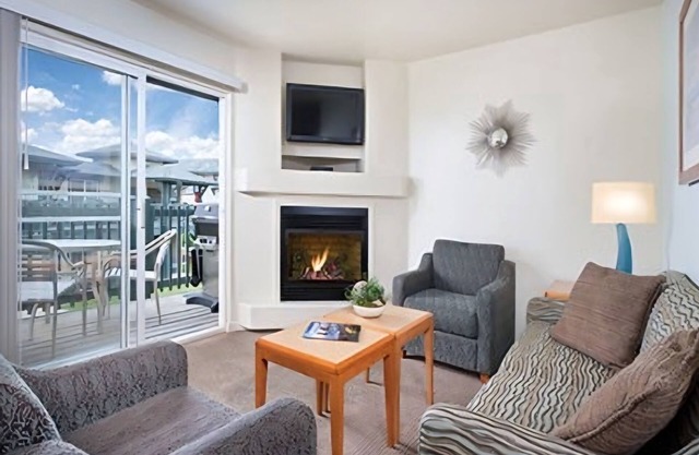 Lovely Marina Apartment w/Beach Access 11/1 - 11/4/24.