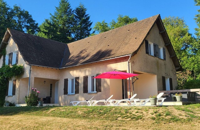 Lovely Modern 6-Bed Retreat Near 3 Swimming Lakes, Perfect for Families