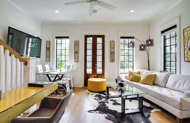 Lovely Mt Pleasant Townhouse w/Central Location!