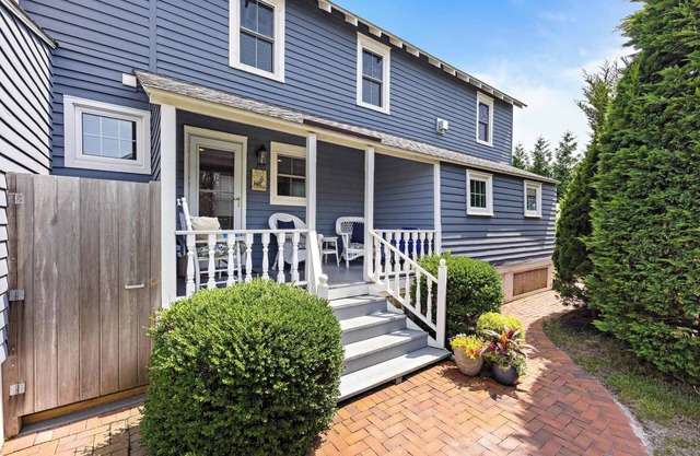 Lovely Oceanside Apartment in Historic Home
