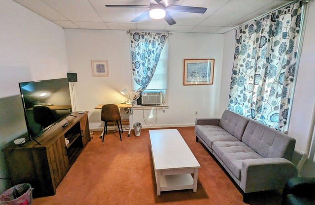Lovely one-bedroom unit with private parking