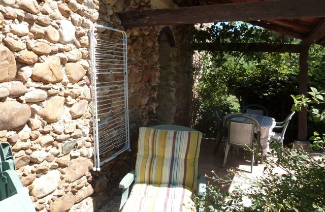 Lovely peaceful French Farmhouse cottage close to all ameneties and mountains