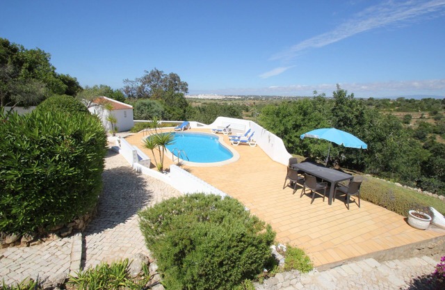 Lovely property in Quinta da Saudade with views over Vale de Parra to the sea