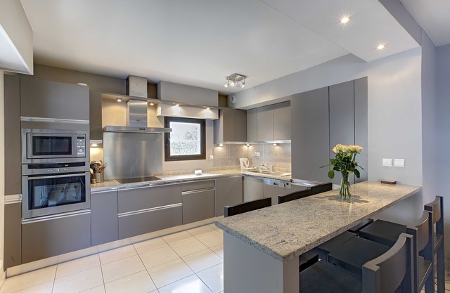 lovely quality apartment, aircon lift pool located 7mn by foot Croisette&Palais