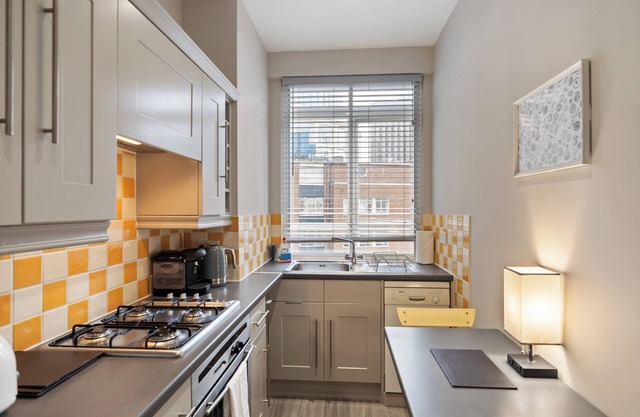 Lovely Redecorated 1BD in Westminster