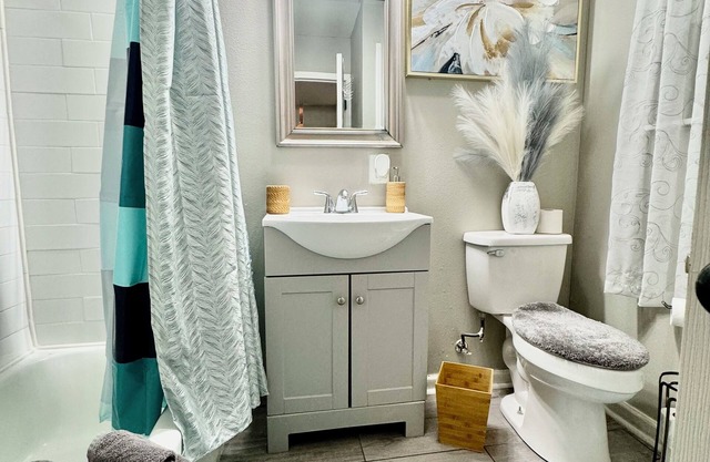 Lovely Remodeled one bedroom Apartment with free parking