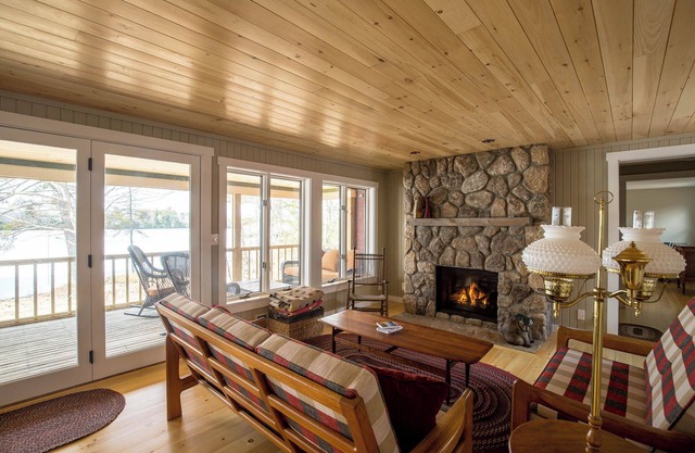 Lovely Renovated Lakeside Cottage