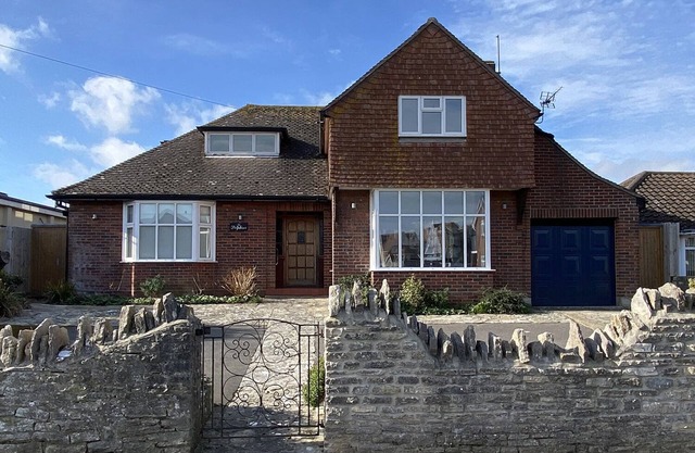 Lovely seaside chalet with just a 2 minute walk to the beach!