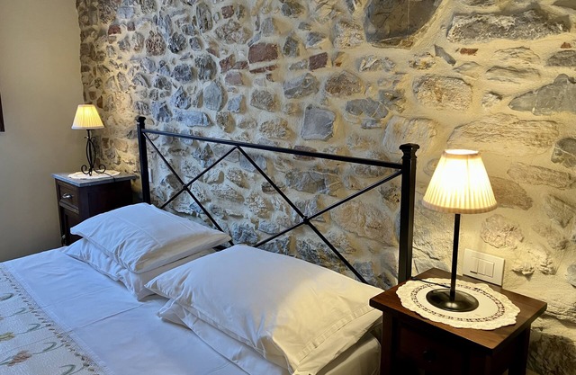 Lovely stone house for 2 people in the heart of Tuscany
