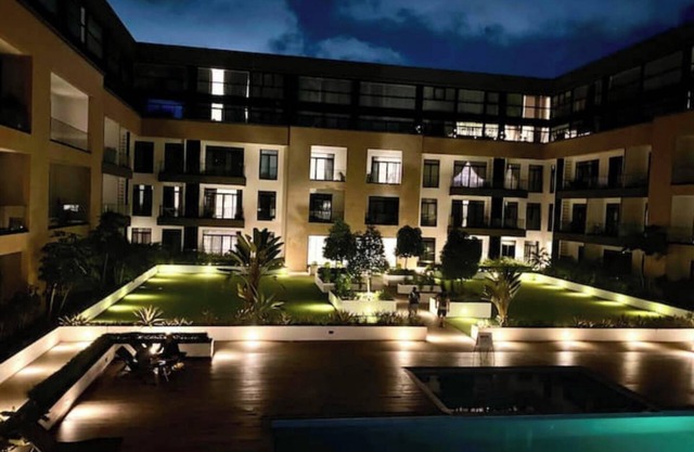 Lovely studio apt with balcony, gym and pool.
