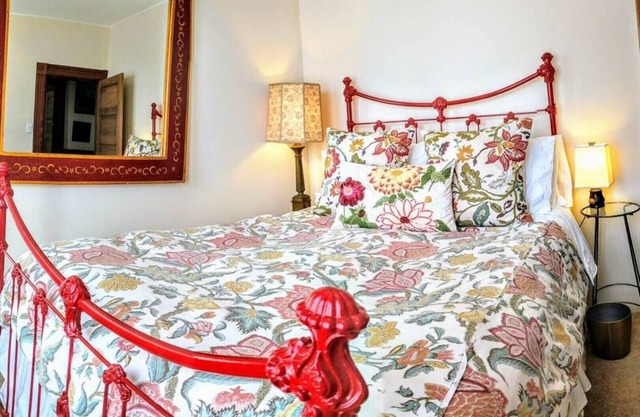 Lovely Sunlit bedroom perfectly located in restored Redwood Home - North Beach