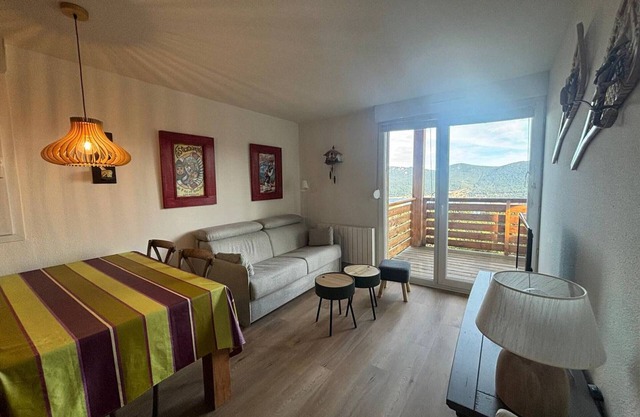 Lovely T2 cabin apartment with lake view, balcony, and covered parking