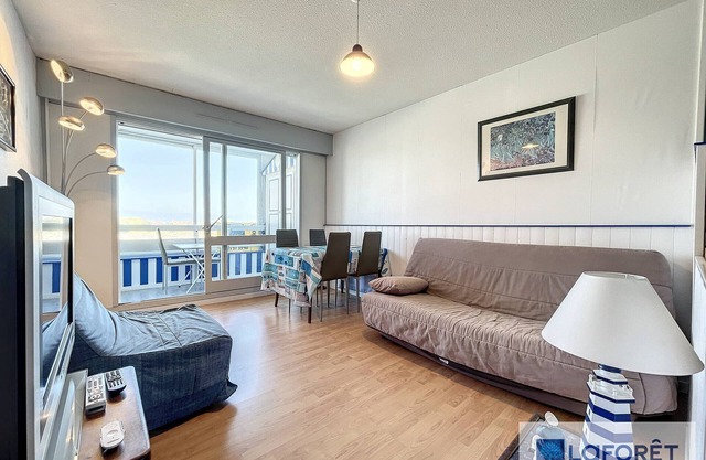 Lovely T2 facing Juno Beach with private parking