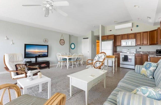 Lovely Top Floor Ocean View condo awaits your presence !