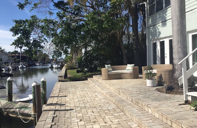 Lovely Two bedroom/Two bath Main Floor on the canal to Naples Bay! Pet friendly