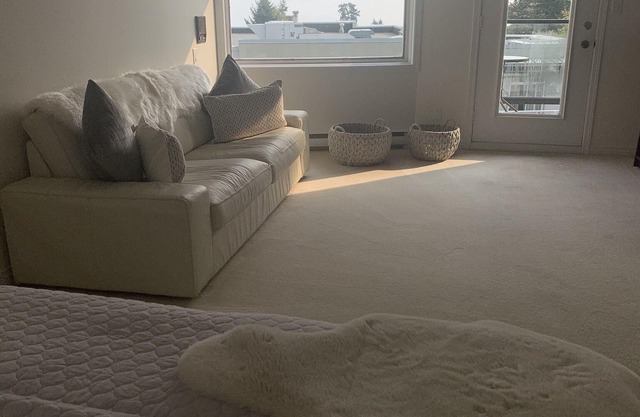 Lovely upper home in fabulous location steps to sandy beach ocean views