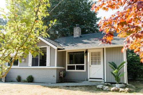Lovely Wooden Home in Kirkland, Walk to Beach Park