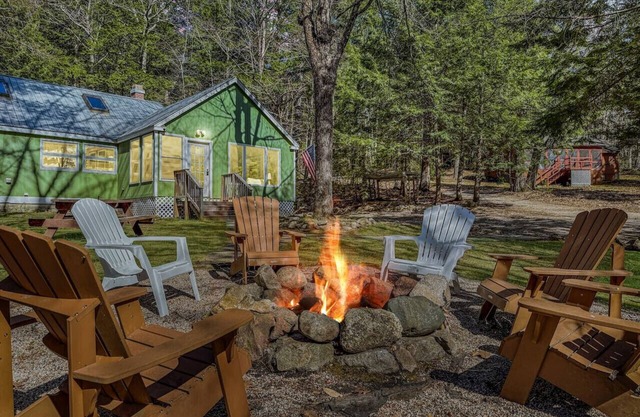 Lovewell Lodge | Cozy Cabin w/Firepit and Kayaks
