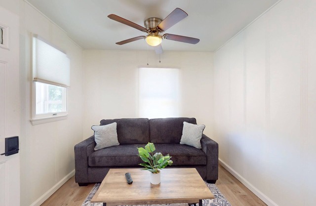 Low Tide Estate - [1BD, 1BA, POOL]