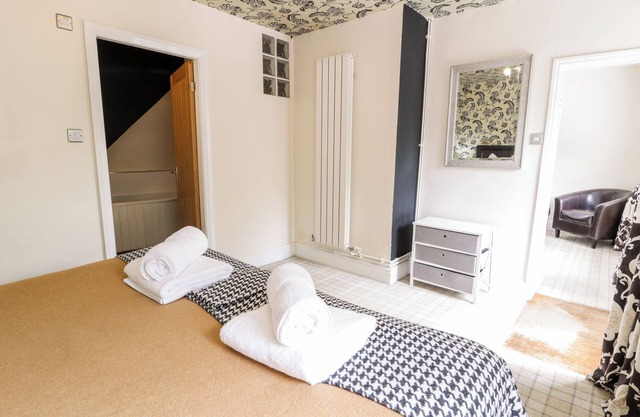 LOWER GARDENER'S COTTAGE, pet friendly, with hot tub in Denbigh
