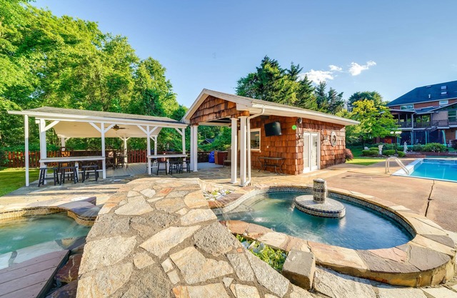 Lower-Level Pittsburgh Retreat: Hot Tub + Grill!