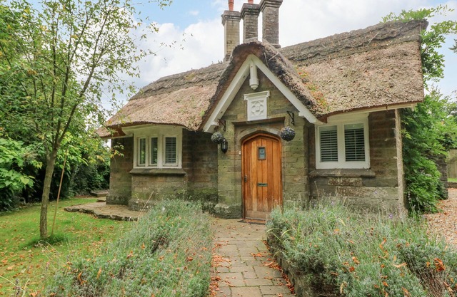 LOWER SKETTY GREEN LODGE, pet friendly, with a garden in Swansea