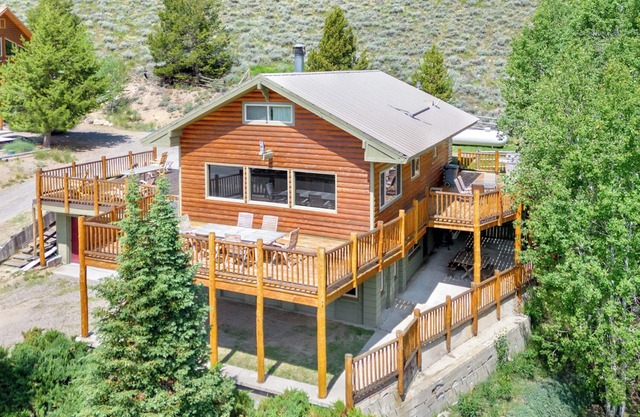 Lower Stanley Lodge: Sleeps 13 w/Sawtooth Mountain View, Large Deck