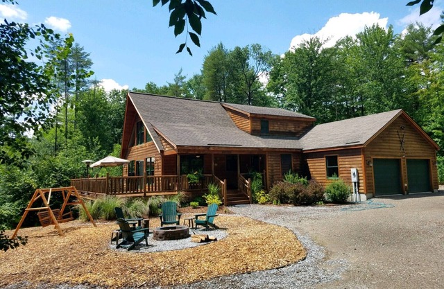 Lower walk out level, 1 Bedroom and Studio Queen Apartment in Country Cabin