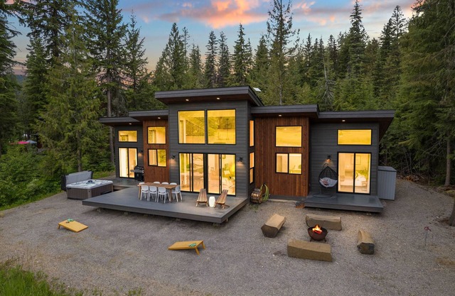 Luby Lodge - Modern Luxury Home with a Hot Tub