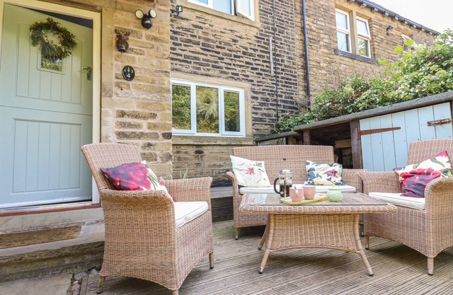 LUDD BROOK COTTAGE, pet friendly, with open fire in Luddenden