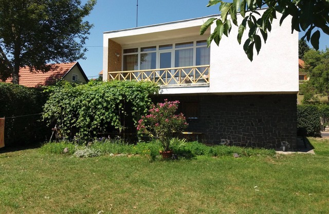 Lugas Panorama 3-bedroom apartment in charming Badacsonytomaj with AC, WiFi
