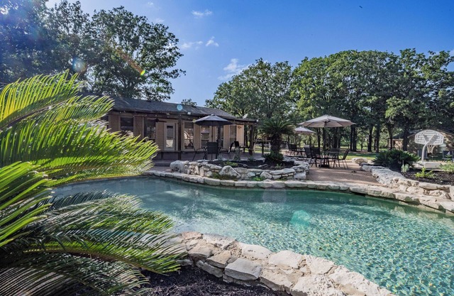 Luling Ranch-Pool-Pool Table-FoosBall-Sleeps 25!