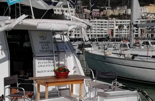 Lulled by the Sea Deluxe Boat and breakfast