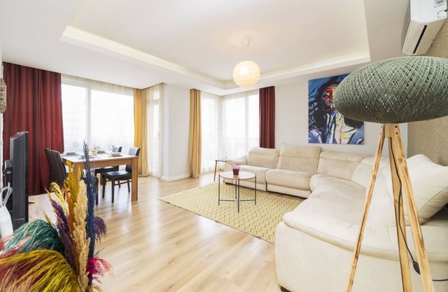 Luminous Flat 15 min to Hadrian Gates