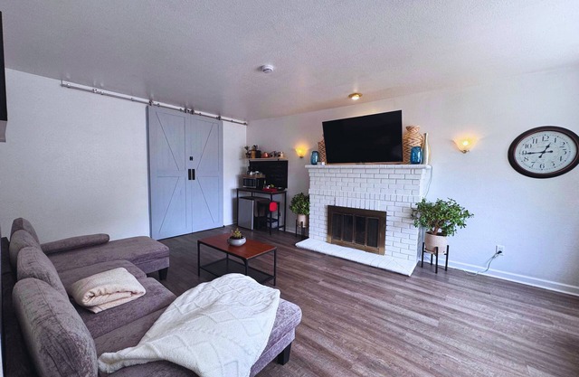 Luna's Hosted Retreat - Private Family & Pet Friendly 2BR Suite