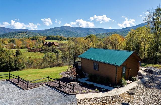 LURAY Couples Mountain Log Cabin #10 Fireplace Hot Tub Near Shenandoah Park