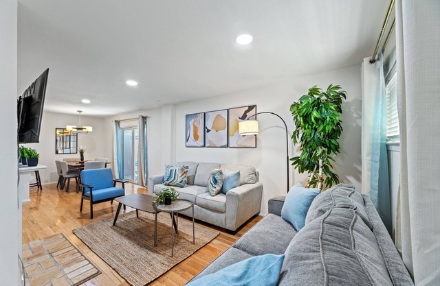 Lux 2-bedroom Uptpwn condo with Parking and Wifi