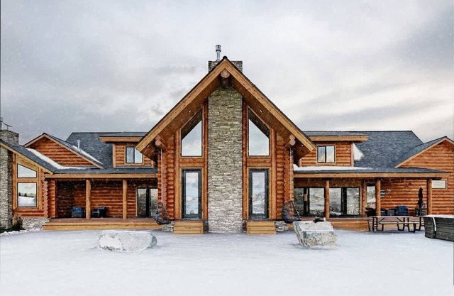Lux Log Cabin - Epic Views, Huge Patio, & Hot Tub!