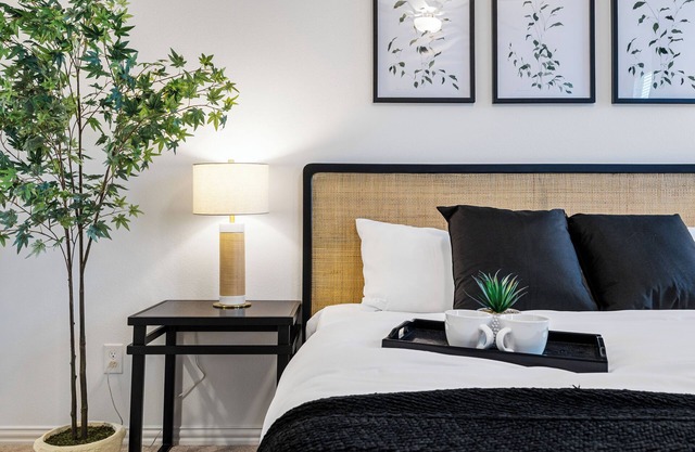 Lux New Build, King Bed, Roku TVs, Patio