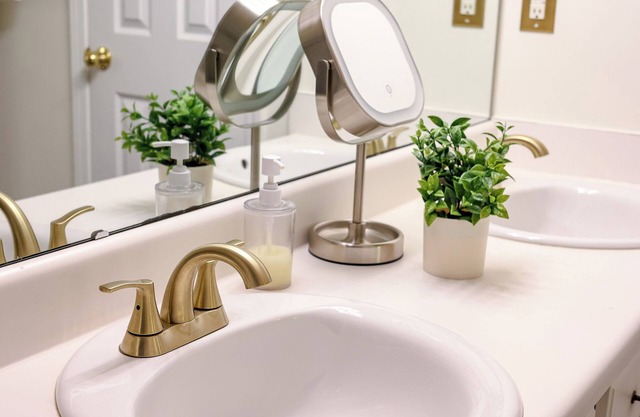 Lux Pet Friendly Retreat with King Bed, TV in all Rooms, 65in TV, Central to RDU