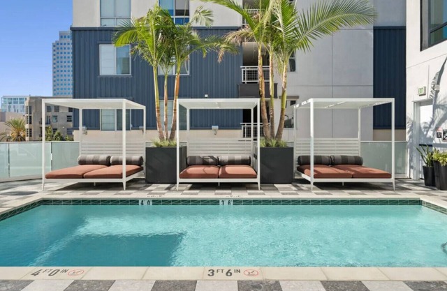 LUX walk Conv Ctr EV Free Park Wi-Fi Pool Crib F