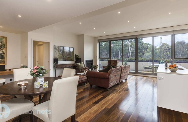 Luxe 2BR Penthouse Apt w Parking Near Parliament