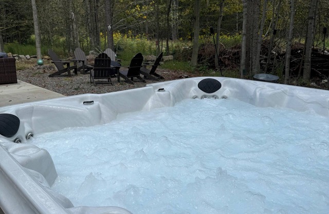 Luxe 4BR Retreat w/ Large Hot Tub, Fire pit & Outdoor Oasis