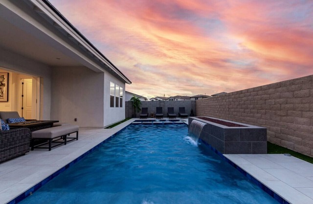 Luxe 4BR Retreat w/Pool, Hot Tub & Sunset Views